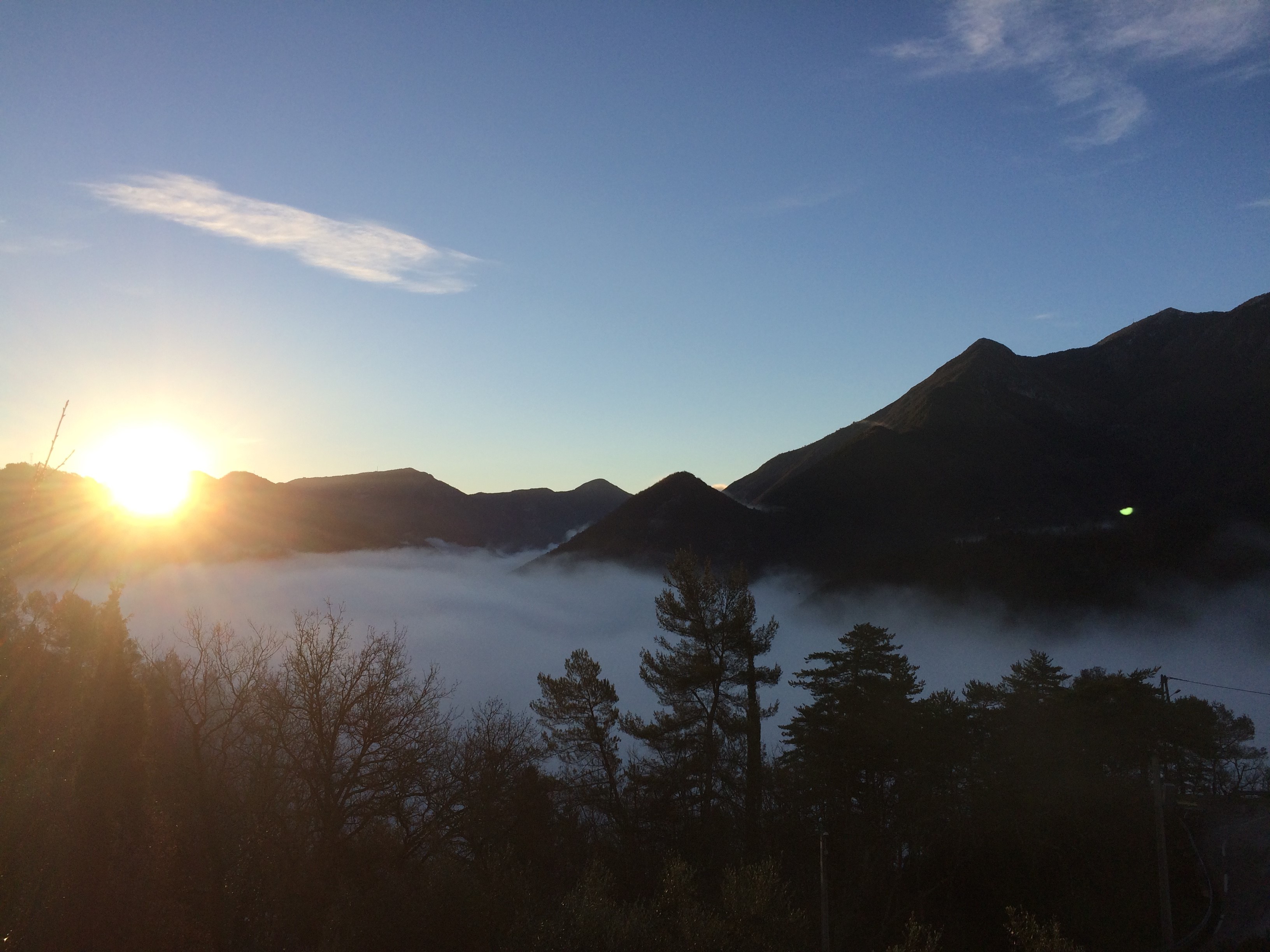 Coucher de soleil spectaculaire vu depuis la Villa Charlène, avec des teintes dorées sur les montagnes.